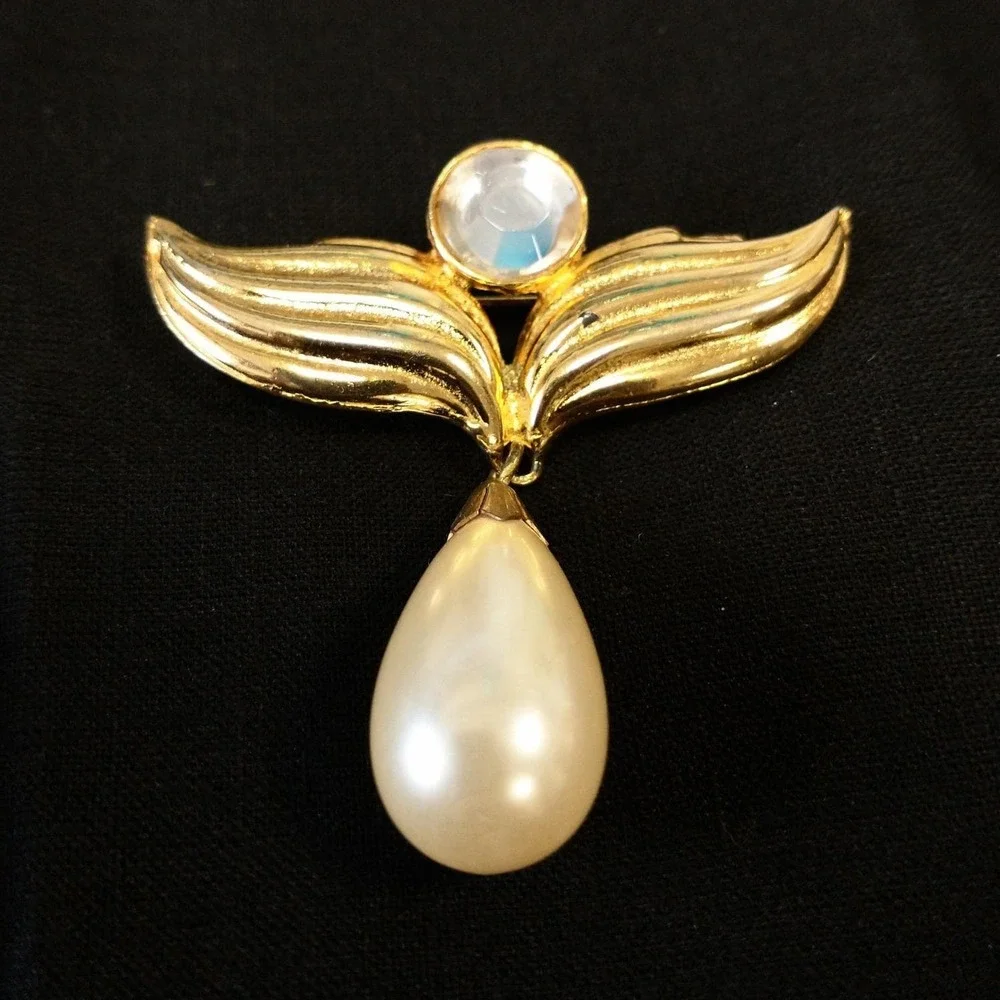 Vintage Rhinestone Gold Tone Wings Faux Pearl Teardrop Dangle Brooch Pin Evening